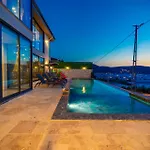 Villa-kas Villa *