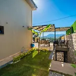 Villa-kas Villa *
